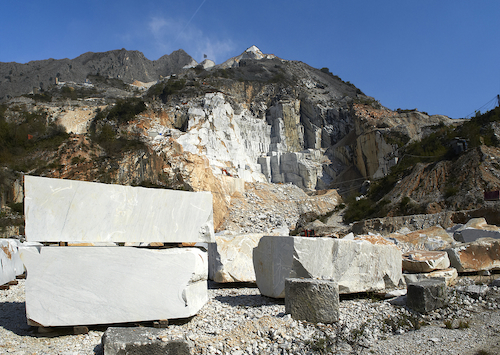 como-la-piedra-natural-se-convierte-en-marmol-de-alta-gama-para-decoracion