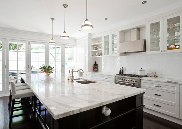 mundo-petreo-marmol-de-fondo-super-blanco-y-mucho-brillo-la-ultima-tendencia-en-decoracion-cocina