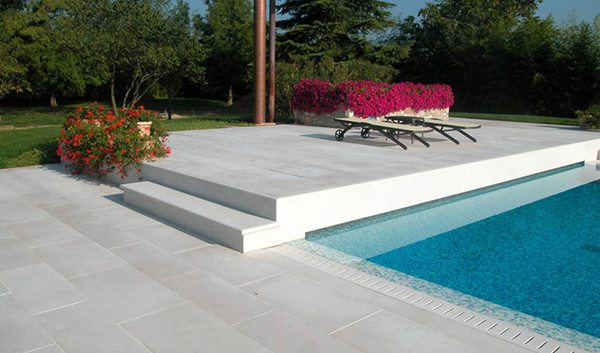 la-refrescante-elegancia-del-marmol-en-las-piscinas-pavimento