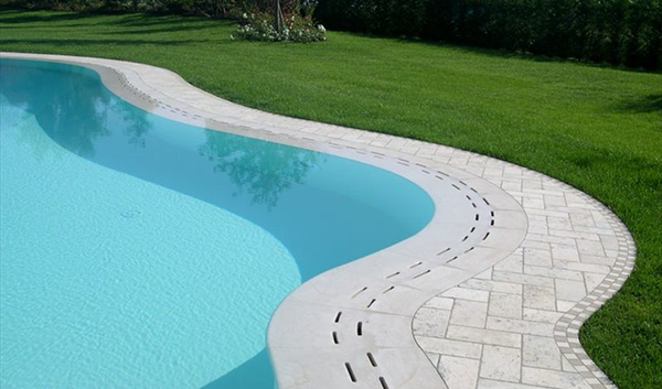 la-refrescante-elegancia-del-marmol-en-las-piscinas-rejilla