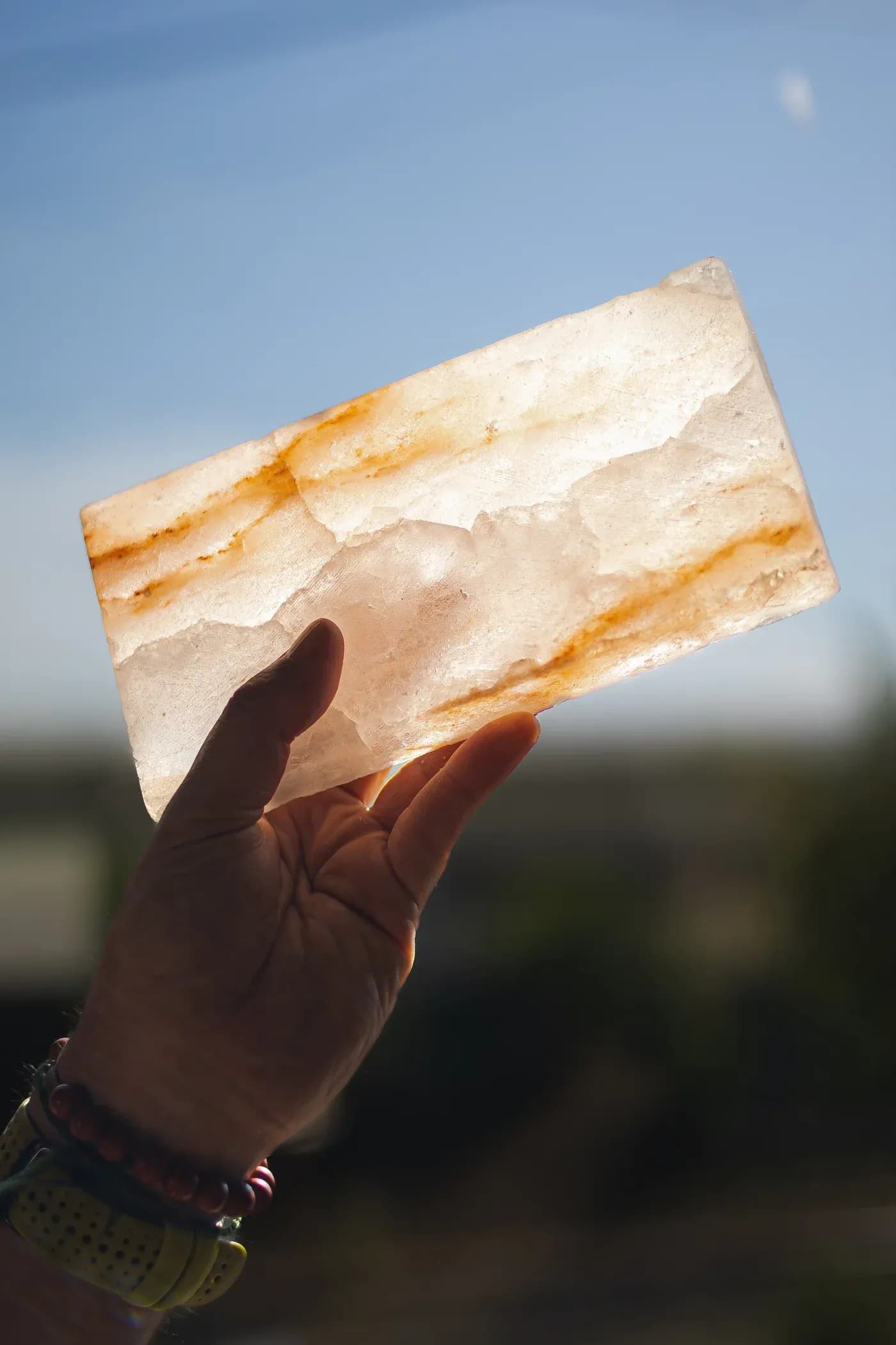 La luz natural atraviesa un panel de Piedra del Himalaya