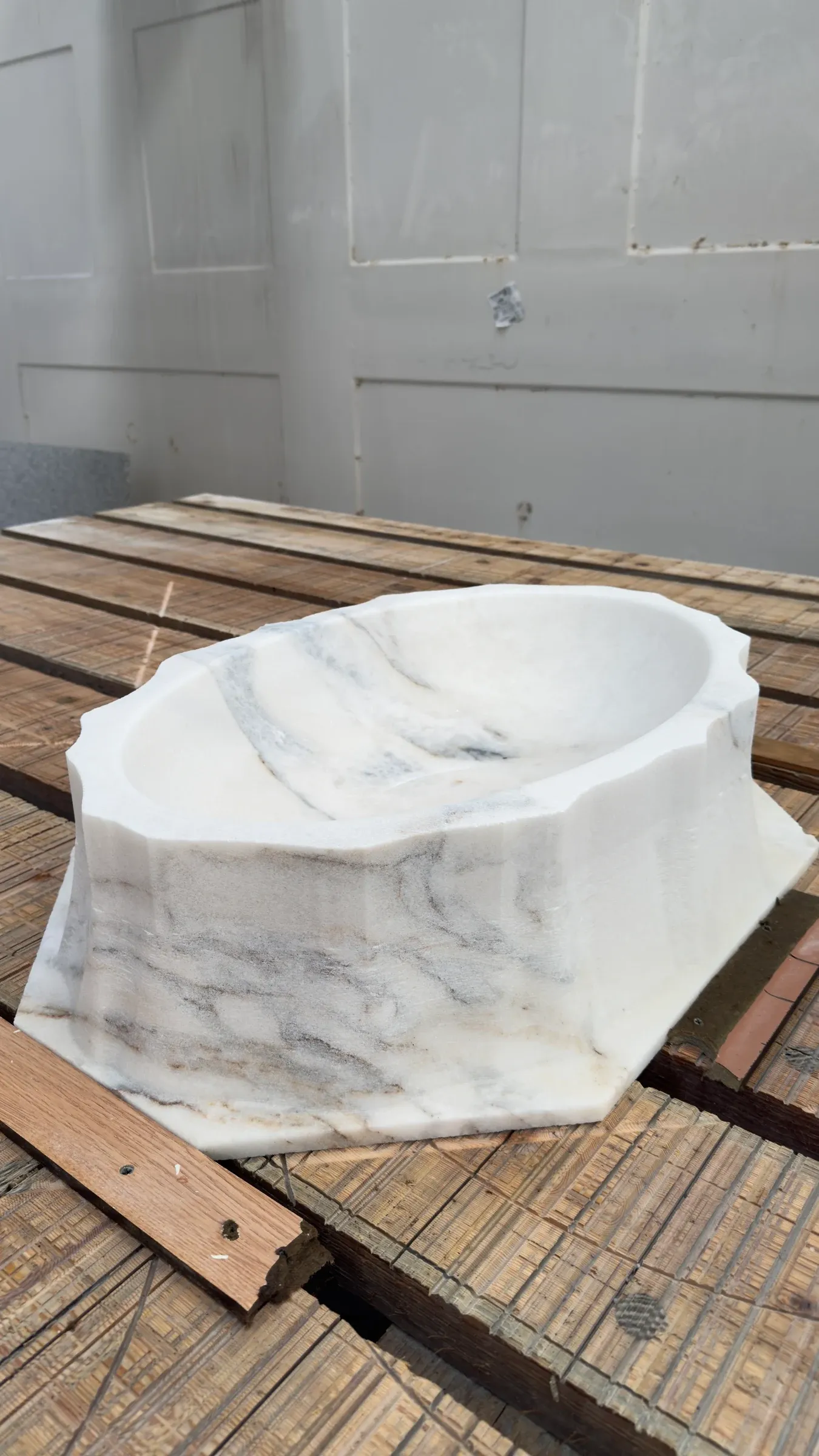 Lavabo de mármol blanco con vetas grises